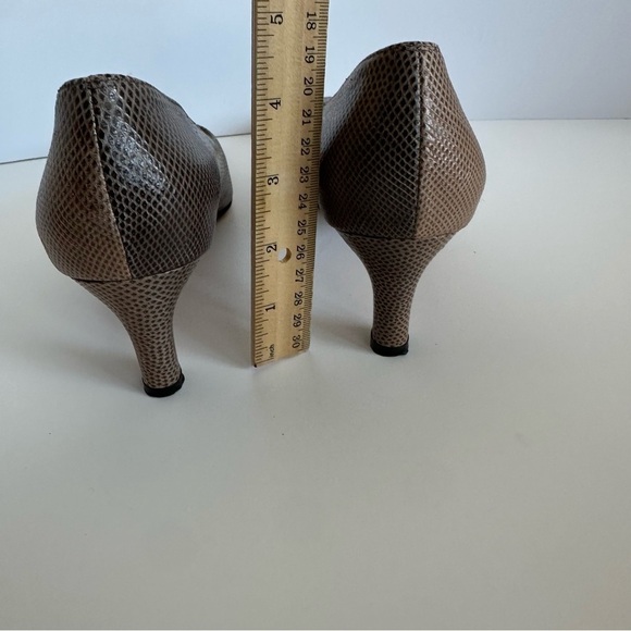 Salvatore Ferragamo two-tone lizard or snakeskin-print leather pumps - Picture 6 of 9